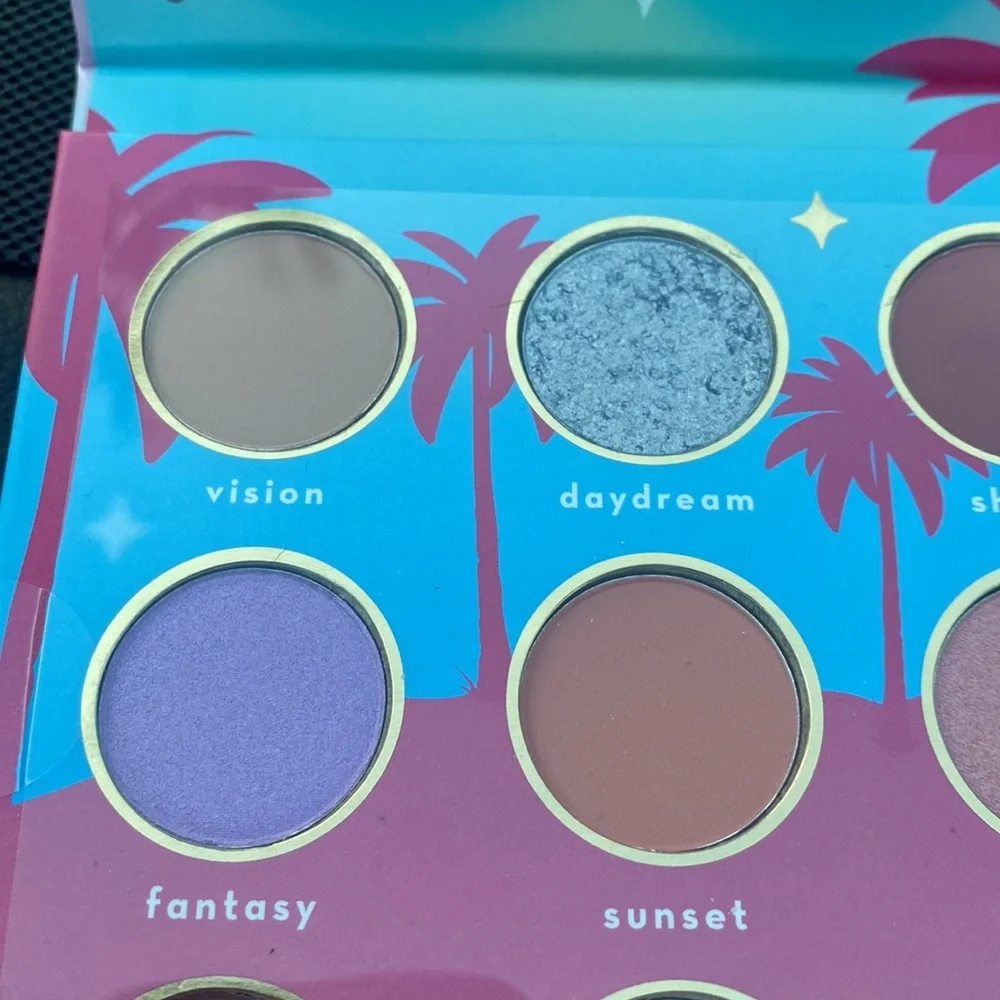 CRÈME HOLLYWOOD DREAM CITY EYESHADOW PALETTE. BEAUTIFUL COLORS WITH FUN NAMES - Picture 6 of 9